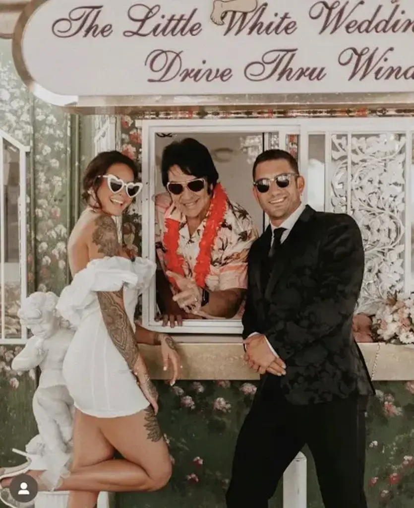 Pareja de novios con Elvis